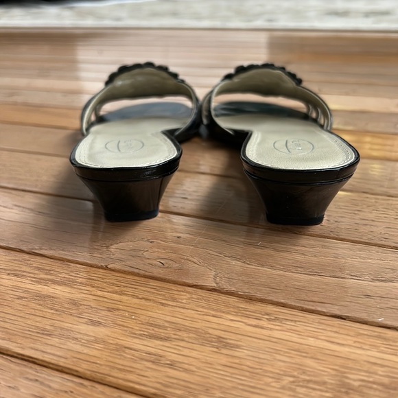 NWOT - Talbots Slip-On, Black w/Abalone Button Decoration. Leather. Size 7 1/2 - Picture 4 of 6